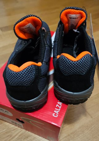 Zapatos de seguridad COFRA negros y naranjas