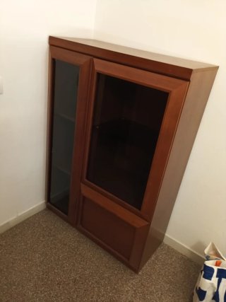 Armario de salón de madera y cristal