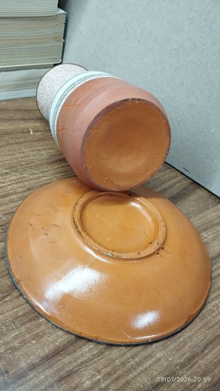 Jarrón de barro decorado a mano