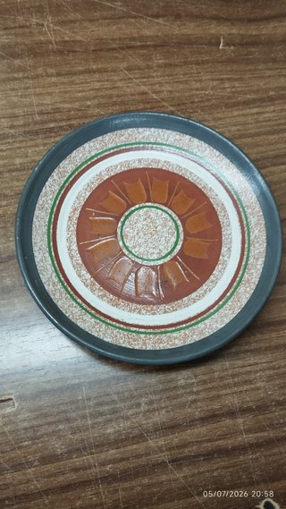 Jarrón de barro decorado a mano