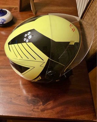 Casco de moto amarillo y negro