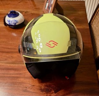 Casco de moto amarillo y negro