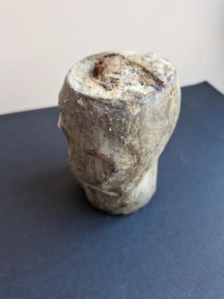 Scultura testa in pietra con occhi in conchiglie