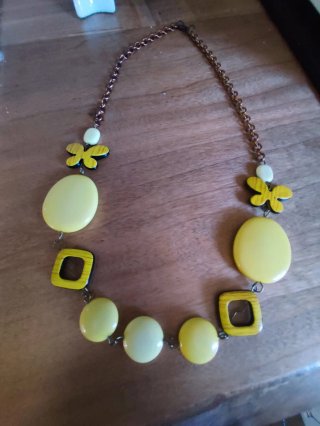 Collana con farfalle e cerchi gialli