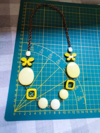 Collana con farfalle e cerchi gialli