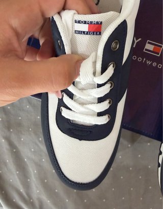 Zapatillas deportivas blancas y azul marino