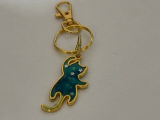 Llavero artesanal de resina hecho a mano
