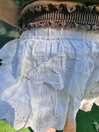 Falda blanca y blusa marrón