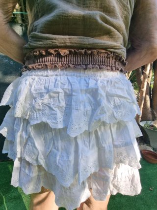 Falda blanca y blusa marrón