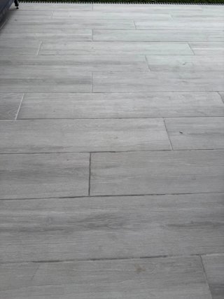 Suelo porcelánico gris exterior