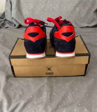 Zapatillas deportivas negras y rojas