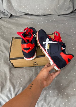 Zapatillas deportivas negras y rojas