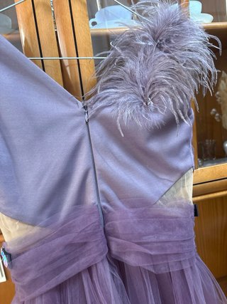 Vestido de cóctel morado con plumas
