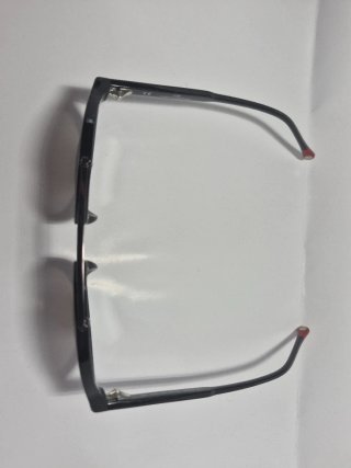 Gafas de sol negras y rojas