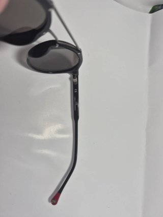Gafas de sol negras y rojas