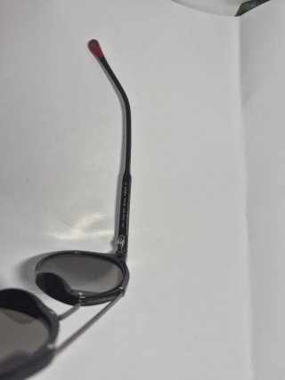 Gafas de sol negras y rojas