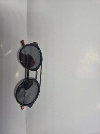Gafas de sol negras y rojas
