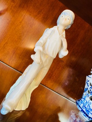 Figura porcelana Casades niño pintado a mano