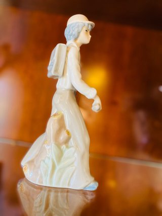 Figura porcelana Casades niño pintado a mano