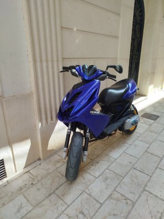 Yamaha Aerox Azul y Amarillo