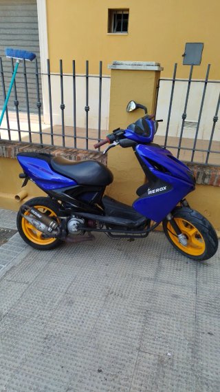 Yamaha Aerox Azul y Amarillo