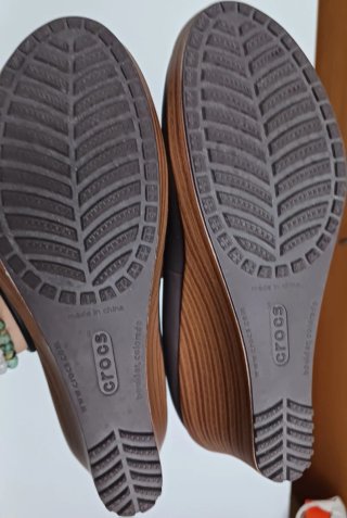 Zapatos con cuña Crocs mujer marrones y rosas.
