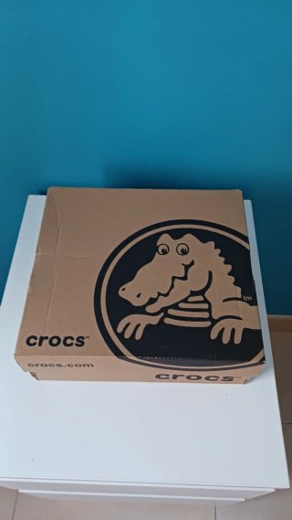 Zapatos con cuña Crocs mujer marrones y rosas.