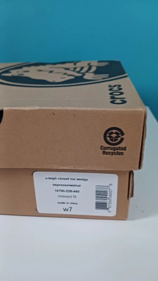 Zapatos con cuña Crocs mujer marrones y rosas.