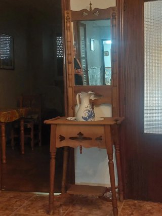 Lavabo palanganero antiguo con espejo
