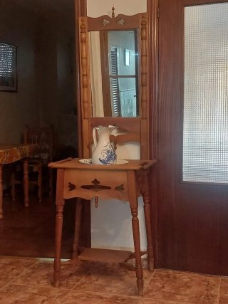 Lavabo palanganero antiguo con espejo