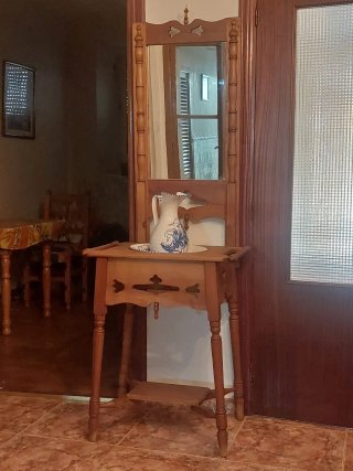 Lavabo palanganero antiguo con espejo