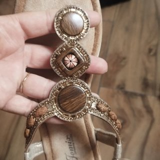 Sandalias de mujer con adornos