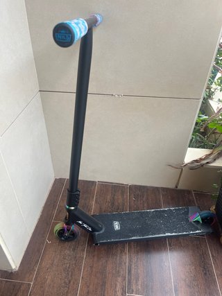 Patinete NKS con ruedas arcoíris