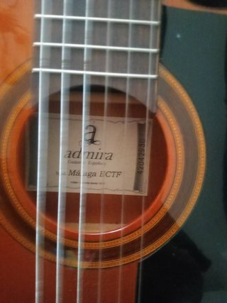 Guitarra Admira casi nueva-no bajo mas de 225-