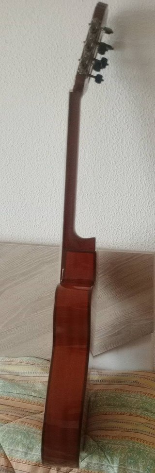 Guitarra Admira casi nueva-no bajo mas de 225-