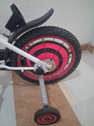 Bicicleta infantil blanca y rosa