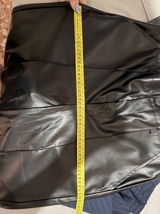 Pantalones negros de cuero pata ancha