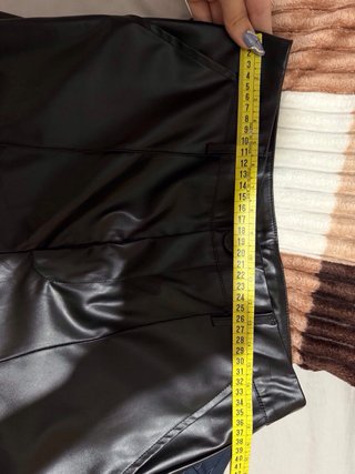 Pantalones negros de cuero pata ancha