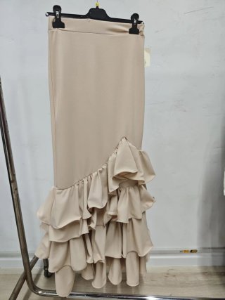 Falda beige con volantes