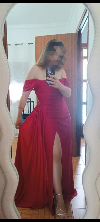 Vestido rojo largo invitada con capa