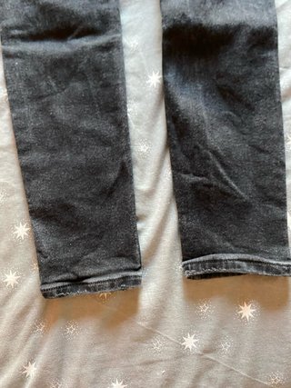 Pantalón vaquero negro desgastado