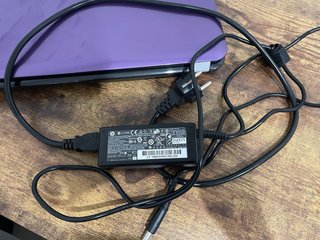 Ordenador portátil HP morado