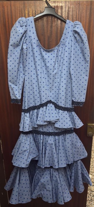 Traje de flamenca azul con lunares