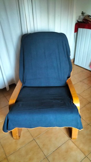Sillón de madera y tela beige