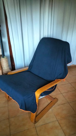 Sillón de madera y tela beige