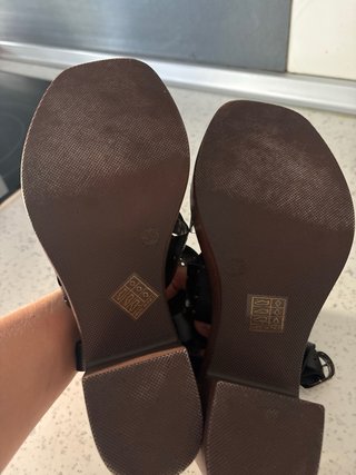 Sandalias negras con diseño calado