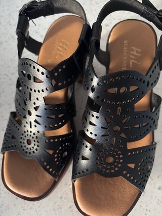 Sandalias negras con diseño calado