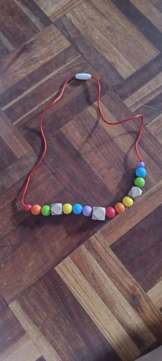 Collar de lactancia con cuentas de colores