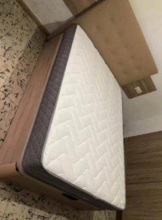 Canapé de madera con colchones viscoelastica