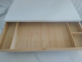 Base monitor Ikea con cajón madera